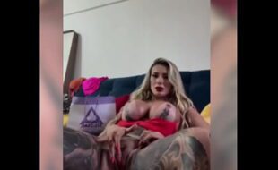 Andressa Urach se masturbando