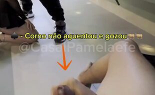 Corninho gozando enquanto eu chupo o comedor