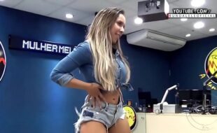 Mulher Melão Gostosa Dançando e mostrando a buceta