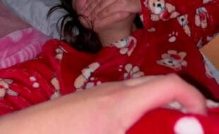 Visito a la SOBRINA de mi esposa en su cuarto y ASÍ de FÁCIL la agarro acostadita en su Cama