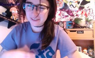 Linda nerd se divertindo num anal e vibrador